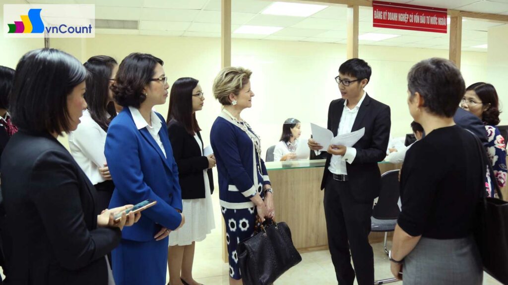 bà Marie-Gabrielle Ineichen-Fleisch cùng đoàn doanh nghiệp Thụy Sỹ tham quan Cơ quan ĐKKD thành phố Hà Nội
